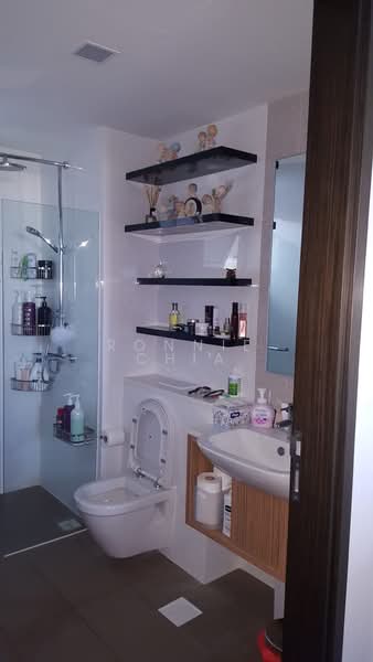 Heron Bay, 51 Upper Serangoon View, 4 Bedrooms, 1,281 sqft, Executive Condominium For Sale, by Ronnie Chia, 500174575 - Bathroom - PropertyGuru.com.sg