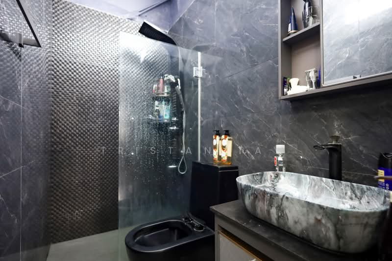 HUGE LANDED DETACHED HOUSE @ SERAGOON MRT, JALAN CHERMAT, 4 Bedrooms, 3,800 sqft, Detached House For Sale, by Tristan Tay, 500174588 - Bathroom - PropertyGuru.com.sg