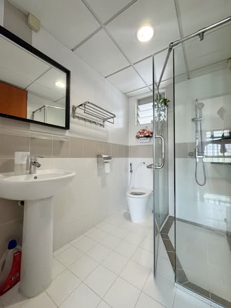 303A Punggol Central, 303A Punggol Central, 3 Bedrooms, 1,001 sqft, HDB Flat For Sale, by Desiree Leung, 500174590 - Bathroom - PropertyGuru.com.sg