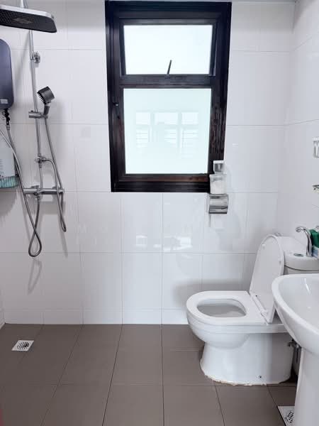 995A Buangkok Crescent, 995A Buangkok Crescent, 2 Bedrooms, 721 sqft, HDB Flat For Sale, by Mohammed Fiajudeen, 500174602 - Bathroom - PropertyGuru.com.sg