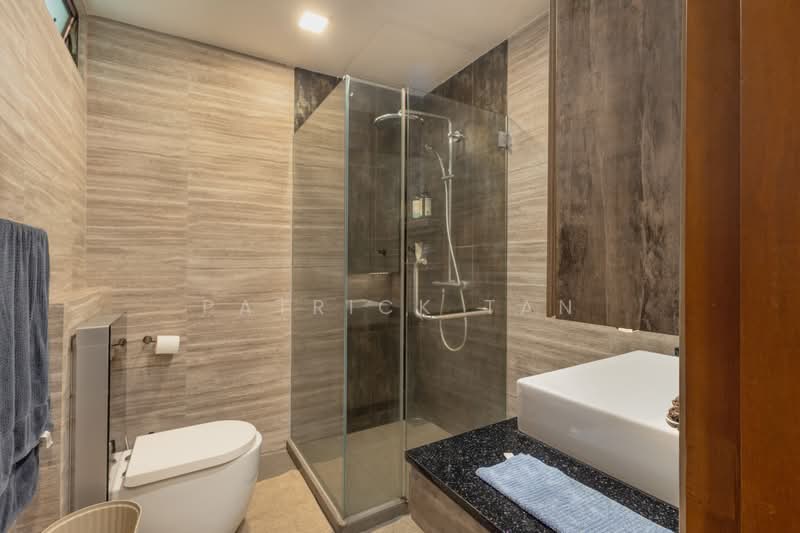 Cheap! Within 1km from RGS! Renovated 4 Storey Corner Townhouse!, , 5 Bedrooms, 2,896 sqft, Town House For Sale, by Patrick Tan, 500174637 - Bathroom - PropertyGuru.com.sg