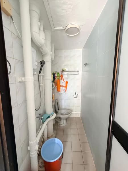 36 Circuit Road, 36 Circuit Road, 2 Bedrooms, 678 sqft, HDB Flat For Sale, by Cindy Fu 付小姐, 500174641 - Bathroom - PropertyGuru.com.sg