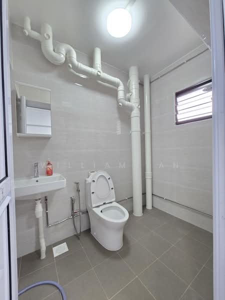 258 Serangoon Central Drive, 258 Serangoon Central Drive, 3 Bedrooms, 1,076 sqft, HDB Flat For Rent, by William Tan, 500174650 - Bathroom - PropertyGuru.com.sg