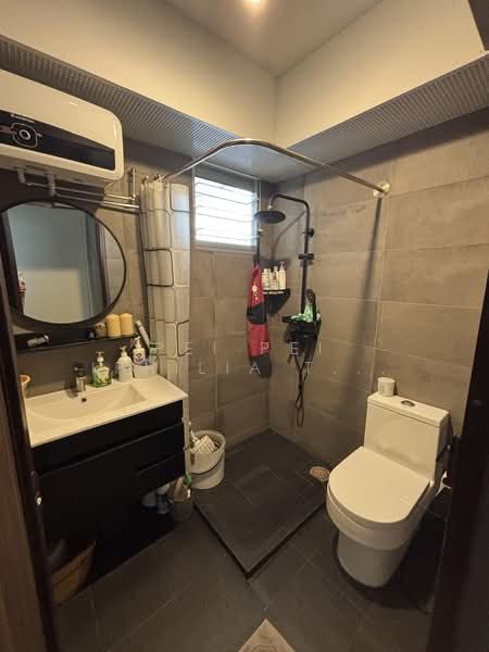 453D Fernvale Road, 453D Fernvale Road, 2 Bedrooms, 721 sqft, HDB Flat For Sale, by Pei Pei Iphilia Teo 张 佩 佩, 500174653 - Bathroom - PropertyGuru.com.sg