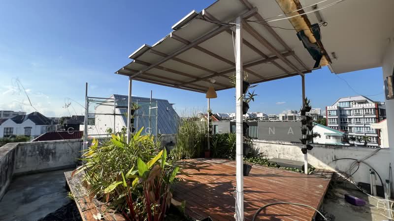VILLA FOR MULTI GENERATIONS, TELOK KURAU. SOUTH-EAST FACING, SMALL LANE OFF TELOK KURAU, 10+ Bedrooms, 7,000 sqft, Detached House For Sale, by Chong Chen Nam, 500174670 - Roof - PropertyGuru.com.sg
