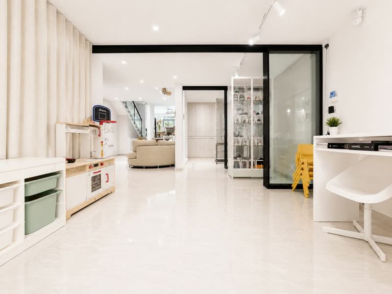 West Coast Gardens, WEST COAST GROVE, 5 Bedrooms, 2,500 sqft, Terraced House For Sale, by Joyce Lye Hui Xin, 500174673 - Living Room - PropertyGuru.com.sg