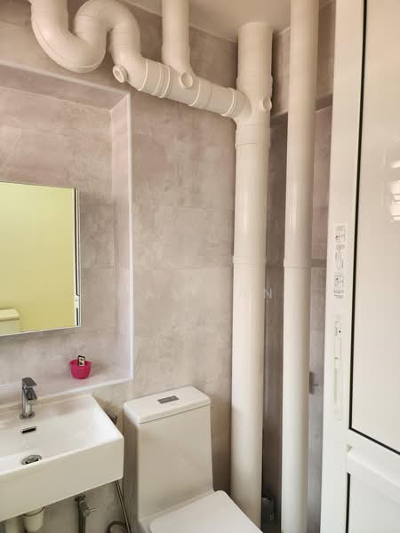 221 Bishan Street 23, 221 Bishan Street 23, 3 Bedrooms, 1,141 sqft, HDB Flat For Rent, by Max Tan, 500174701 - Bathroom - PropertyGuru.com.sg