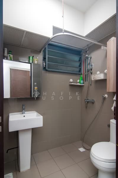 308B Punggol Walk, 308B Punggol Walk, 3 Bedrooms, 990 sqft, HDB Flat For Sale, by Shafik Yusope, 500174717 - Bathroom - PropertyGuru.com.sg