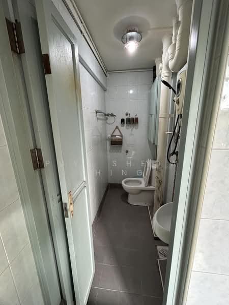 45 Circuit Road, 45 Circuit Road, 2 Bedrooms, 657 sqft, HDB Flat For Sale, by Puye Sheow Ching, 500174751 - Bathroom - PropertyGuru.com.sg