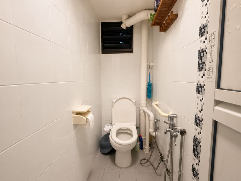 412 Pandan Gardens, 412 Pandan Gardens, 3 Bedrooms, 775 sqft, HDB Flat For Sale, by Kai Ming Ong, 500174766 - Bathroom - PropertyGuru.com.sg