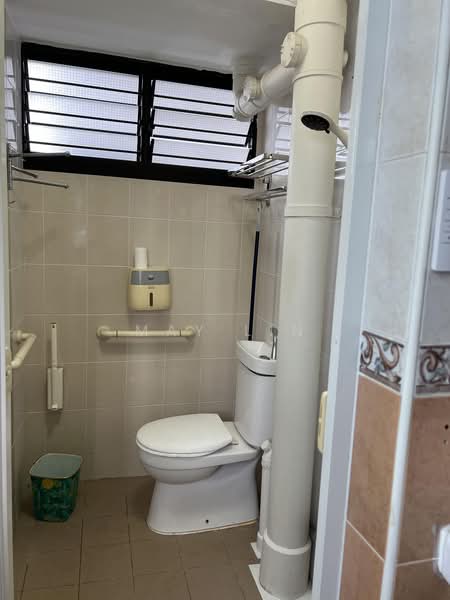376 Clementi Avenue 4, 376 Clementi Avenue 4, 2 Bedrooms, 880 sqft, HDB Flat For Rent, by May Lin, 500174771 - Bathroom - PropertyGuru.com.sg