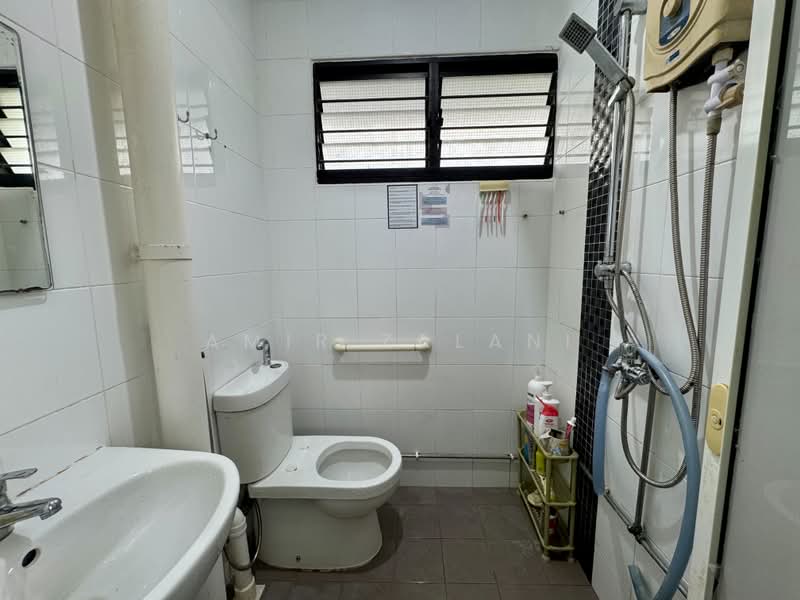 354 Clementi Avenue 2, 354 Clementi Avenue 2, 2 Bedrooms, 721 sqft, HDB Flat For Sale, by Amir Zalani, 500174772 - Bathroom - PropertyGuru.com.sg
