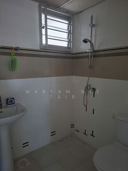 50 Commonwealth Drive, 50 Commonwealth Drive, 2 Bedrooms, 678 sqft, HDB Flat For Sale, by Maryam Bte Taib, 500174821 - Bathroom - PropertyGuru.com.sg