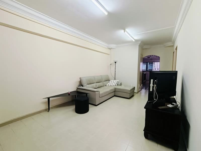 846 Tampines Street 82, 846 Tampines Street 82, 2 Bedrooms, 796 sqft, HDB Flat For Sale, by Lee Soo Kim, 500174826 - Living Room - PropertyGuru.com.sg