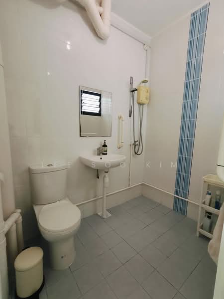 846 Tampines Street 82, 846 Tampines Street 82, 2 Bedrooms, 796 sqft, HDB Flat For Sale, by Lee Soo Kim, 500174826 - Master Bathroom - PropertyGuru.com.sg
