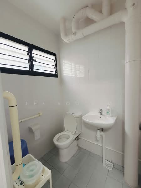 846 Tampines Street 82, 846 Tampines Street 82, 2 Bedrooms, 796 sqft, HDB Flat For Sale, by Lee Soo Kim, 500174826 - Bathroom - PropertyGuru.com.sg