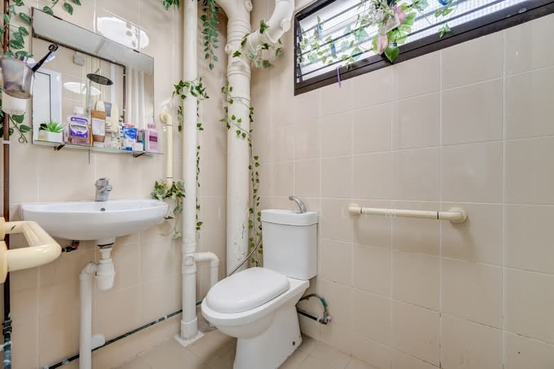 337 Hougang Avenue 7, 337 Hougang Avenue 7, 3 Bedrooms, 980 sqft, HDB Flat For Sale, by Hakim Halim, 500174827 - Bathroom - PropertyGuru.com.sg