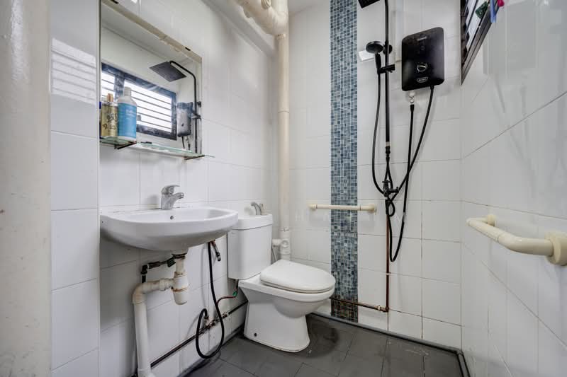337 Hougang Avenue 7, 337 Hougang Avenue 7, 3 Bedrooms, 980 sqft, HDB Flat For Sale, by Hakim Halim, 500174827 - Bathroom - PropertyGuru.com.sg
