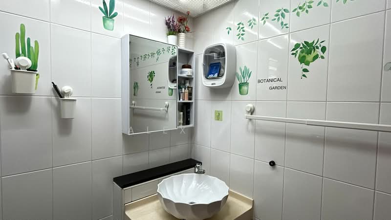 546C Segar Road, 546C Segar Road, 4 Bedrooms, 1,205 sqft, HDB Flat For Sale, by Alex Lim, 500174837 - Bathroom - PropertyGuru.com.sg