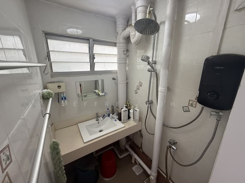 4 Lorong Lew Lian, 4 Lorong Lew Lian, 2 Bedrooms, 689 sqft, HDB Flat For Sale, by Jeffrey Koh, 500174877 - Bathroom - PropertyGuru.com.sg