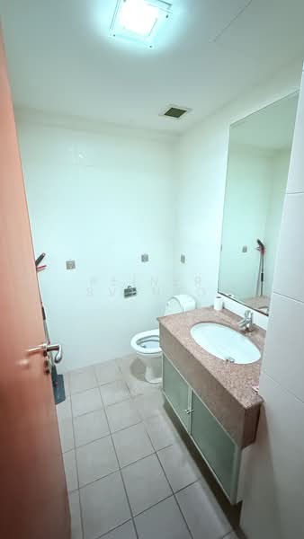 Lorong Telok, Lorong Telok, 3,814 sqft, Shop / Shophouse For Sale, by Reiner Svento, 500174921 - Common Bathroom@Level 4 - CommercialGuru.com.sg
