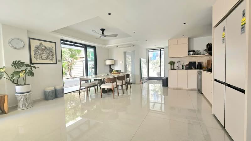 Limau Villas, 1 Limau Rise, 7 Bedrooms, 4,109 sqft, Corner Terrace For Sale, by Roy Low, 500174946 - Kitchen - PropertyGuru.com.sg