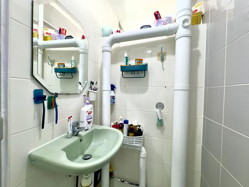 93 Paya Lebar Way, 93 Paya Lebar Way, 2 Bedrooms, 624 sqft, HDB Flat For Sale, by Farah Zack, 500174960 - Bathroom - PropertyGuru.com.sg
