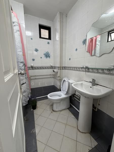 Shan Gate Apartments, 2 Shan Road, 5 Bedrooms, 1,249 sqft, Apartment For Rent, by Angelina Tao, 500174963 - Bathroom - PropertyGuru.com.sg