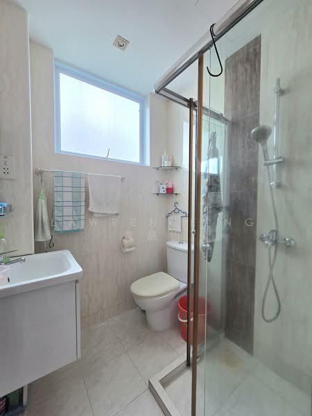 2 Storey Detached House on big rectangular plot for Sale, Jalan Krian, 4 Bedrooms, 6,000 sqft, Detached House For Sale, by Lawrence Ng 黄启恒, 500174990 - Second Level Common Bathroom - PropertyGuru.com.sg