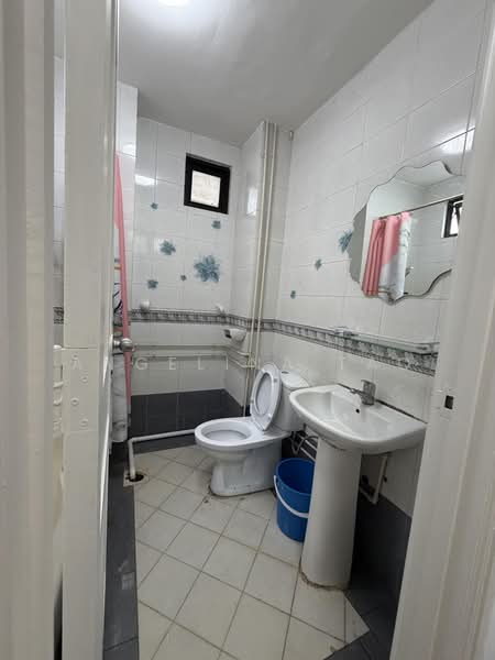 Shan Gate Apartments, 2 Shan Road, Room Rental, 280 sqft, Apartment For Rent, by Angelina Tao, 500174991 - Bathroom - PropertyGuru.com.sg
