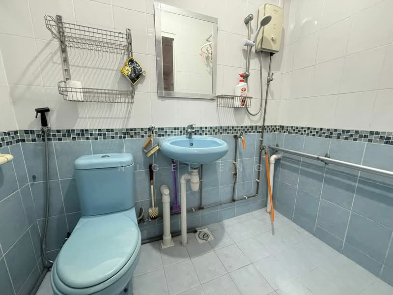 303 Bukit Batok Street 31, 303 Bukit Batok Street 31, Room Rental, 200 sqft, HDB Flat For Rent, by Nigel Eng, 500175004 - Bathroom - PropertyGuru.com.sg