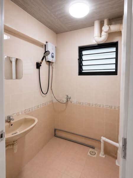 28 New Upper Changi Road, 28 New Upper Changi Road, 2 Bedrooms, 700 sqft, HDB Flat For Sale, by Rayne Chua 蔡美慧, 500175024 - Bathroom - PropertyGuru.com.sg