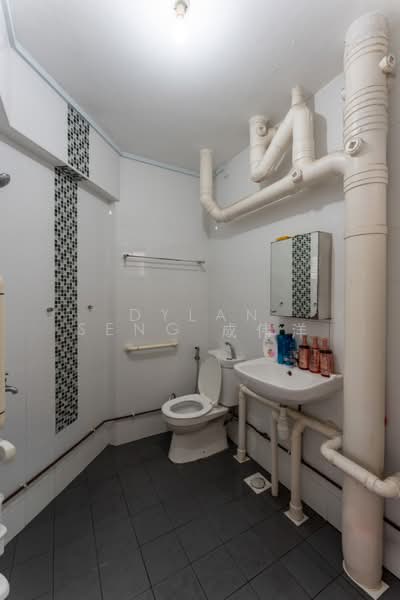 202 Bukit Batok Street 21, 202 Bukit Batok Street 21, 3 Bedrooms, 1,432 sqft, HDB Flat For Sale, by Dylan Seng 成伟洋, 500175079 - Bathroom - PropertyGuru.com.sg