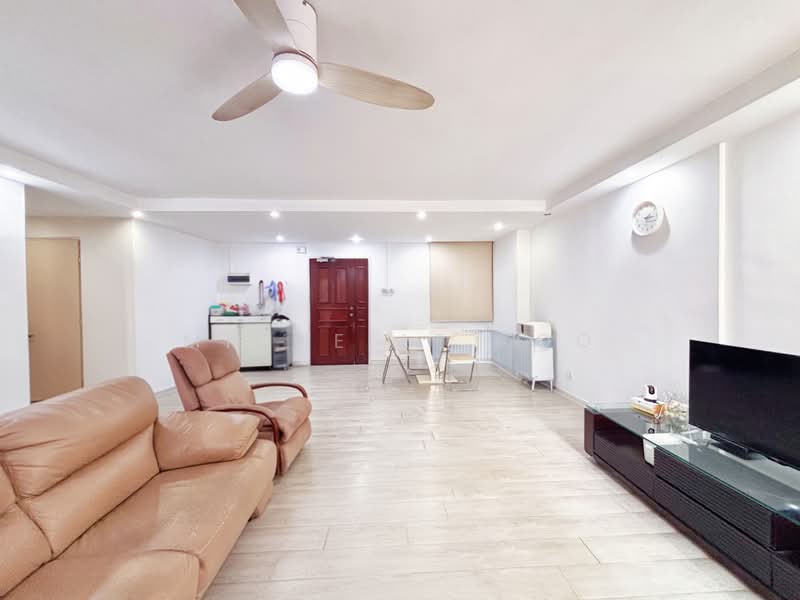 470 Segar Road, 470 Segar Road, 3 Bedrooms, 1,184 sqft, HDB Flat For Sale, by Michelle Koo, 500175089 - Living Room - PropertyGuru.com.sg