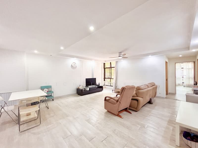 470 Segar Road, 470 Segar Road, 3 Bedrooms, 1,184 sqft, HDB Flat For Sale, by Michelle Koo, 500175089 - Living Room - PropertyGuru.com.sg