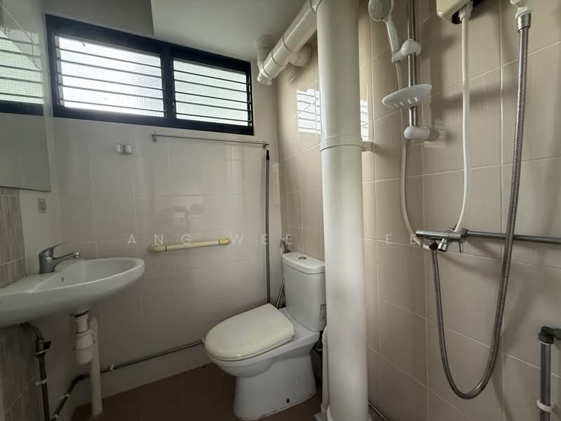 624 Ang Mo Kio Avenue 4, 624 Ang Mo Kio Avenue 4, 2 Bedrooms, 732 sqft, HDB Flat For Sale, by Ang Wee Chee, 500175108 - Bathroom - PropertyGuru.com.sg