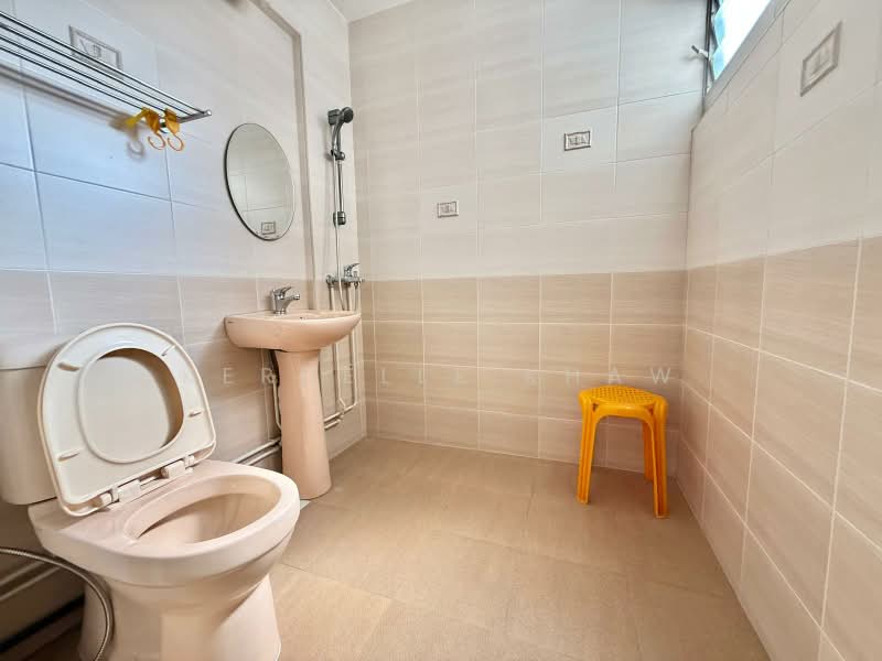 154 Yishun Street 11, 154 Yishun Street 11, 3 Bedrooms, 1,200 sqft, HDB Flat For Rent, by Kerdelle Khaw, 500175112 - Bathroom - PropertyGuru.com.sg