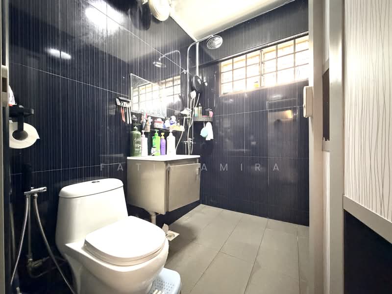 230 Choa Chu Kang Central, 230 Choa Chu Kang Central, 3 Bedrooms, 1,151 sqft, HDB Flat For Sale, by Fatin Amira, 500175125 - Bathroom - PropertyGuru.com.sg