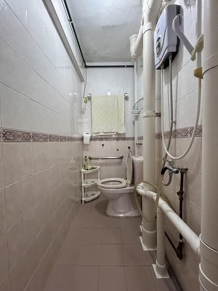 108 Commonwealth Crescent, 108 Commonwealth Crescent, 2 Bedrooms, 721 sqft, HDB Flat For Sale, by Ada Ho, 500175144 - Bathroom - PropertyGuru.com.sg