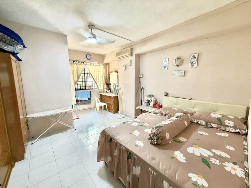 430 Choa Chu Kang Avenue 4, 430 Choa Chu Kang Avenue 4, 3 Bedrooms, 1,119 sqft, HDB Flat For Sale, by Hidayat Shariff, 500175150 - Bedroom - PropertyGuru.com.sg