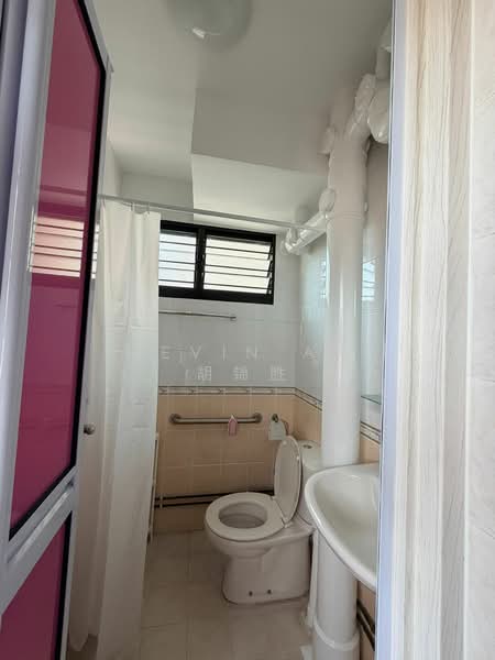 711 Clementi West Street 2, 711 Clementi West Street 2, Room Rental, 120 sqft, HDB Flat For Rent, by Kevin Aw 胡锦胜, 500175163 - Bathroom - PropertyGuru.com.sg