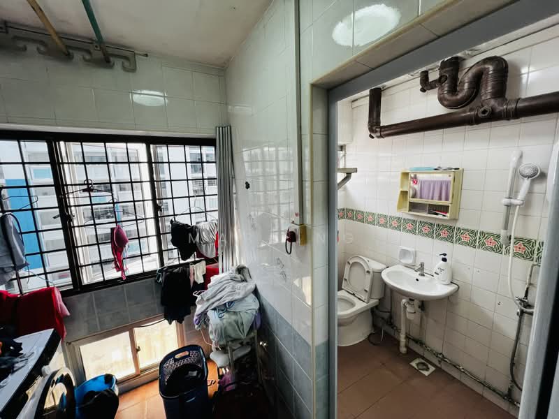 413 Woodlands Street 41, 413 Woodlands Street 41, 3 Bedrooms, 1,302 sqft, HDB Flat For Sale, by Mark Ng, 500175170 - Bathroom - PropertyGuru.com.sg