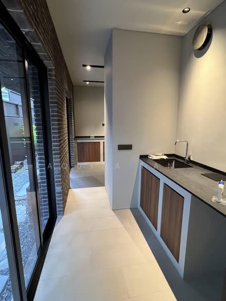 One Tree Hill Detached House, , 3 Bedrooms, 5,220 sqft, Detached House For Sale, by Aquila Tan, 500175200 - Wet Kitchen & Yard - PropertyGuru.com.sg