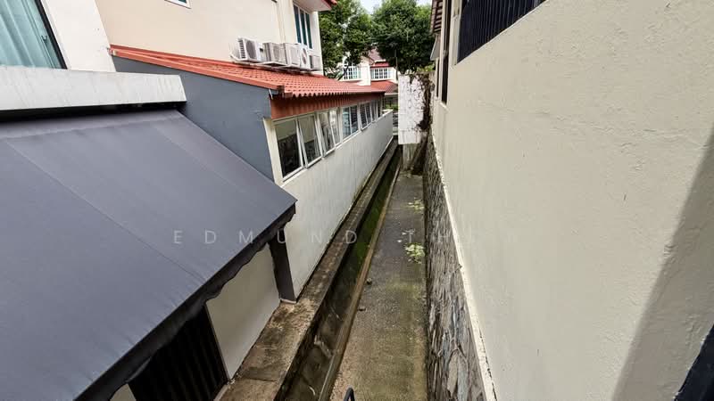 Hoover Park, Chun Tin Road, 3 Bedrooms, 1,700 sqft, Terraced House For Sale, by Edmund Thor, 500175212 - Rear exit - PropertyGuru.com.sg
