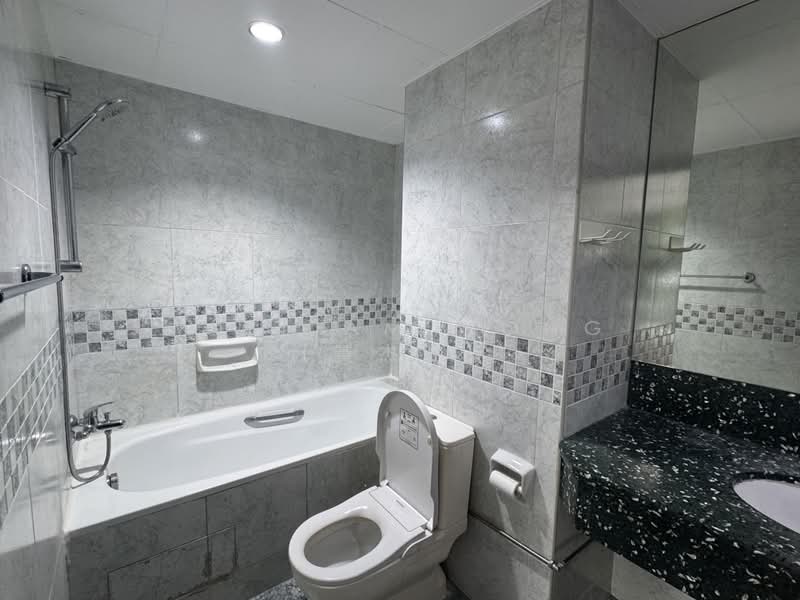 UE Square, 207 River Valley Road, 2 Bedrooms, 1,163 sqft, Apartment For Rent, by William Wong (黃杰胜), 500175219 - Bathroom - PropertyGuru.com.sg