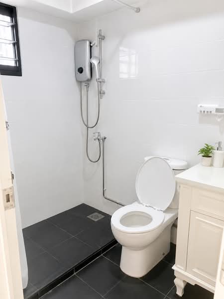 People's Park Complex, 1 Park Road, 8 Bedrooms, 1,604 sqft, Apartment For Sale, by Joel Leong Foo Shun, 500175229 - Bathroom - PropertyGuru.com.sg
