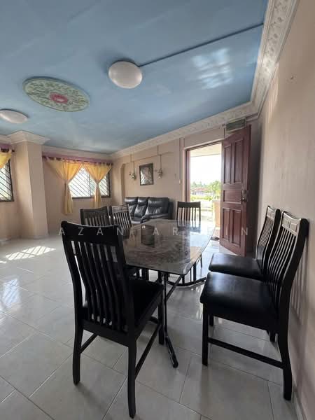 717 Jurong West Street 71, 717 Jurong West Street 71, 3 Bedrooms, 1,151 sqft, HDB Flat For Sale, by Azan Arifin, 500175244 - Living Room - PropertyGuru.com.sg