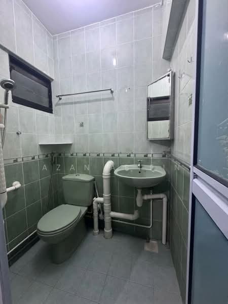 256 Ang Mo Kio Avenue 4, 256 Ang Mo Kio Avenue 4, 2 Bedrooms, 785 sqft, HDB Flat For Sale, by Azan Arifin, 500175246 - Bathroom - PropertyGuru.com.sg