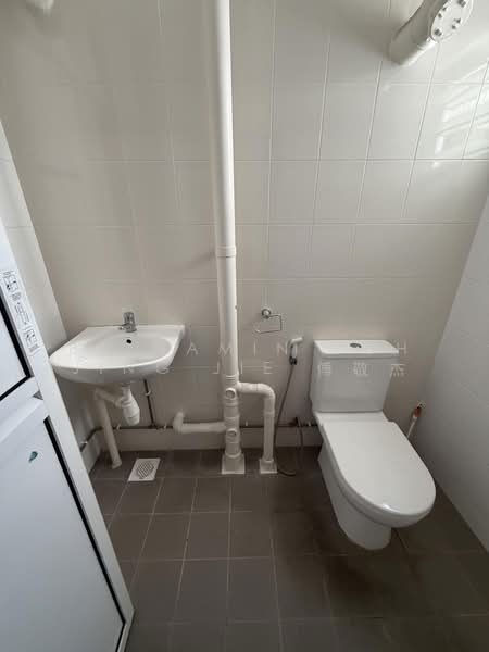 409 Pandan Gardens, 409 Pandan Gardens, 3 Bedrooms, 1,044 sqft, HDB Flat For Sale, by Benjamin Poh Jing Jie 傅敬杰, 500175251 - Bathroom - PropertyGuru.com.sg