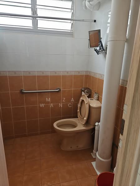107 Ang Mo Kio Avenue 4, 107 Ang Mo Kio Avenue 4, 2 Bedrooms, 796 sqft, HDB Flat For Sale, by M Zain Wanchik, 500175252 - Bathroom - PropertyGuru.com.sg